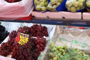 Australian Crimson ( left) (RMB26.8/500Gr (AUD 11.60/Kg) and Peru Sweet Globe (bottom right) on display at a fruit store in Guangzhou, March 2023