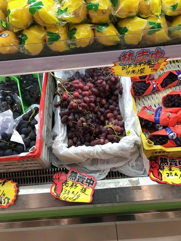 Australian Crimson at a fruit shop (RMB 38/500Gr (AUD 16.80/Kg)